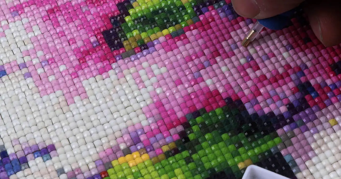 A Diamondart sötét borítóképe. Gyémántszemes kirakó